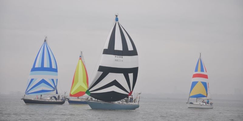 Meerdere zeilbootjes op het water