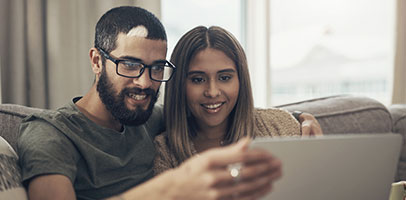 Lachend stel kijkt samen naar laptop